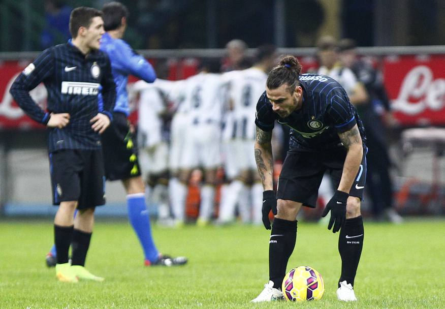 Osvaldo raccoglie il pallone, sullo sfondo l&#39;esultanza dell&#39;Udinese:  l&#39;immagine di Inter-Udinese chiusa sul 2-1 per i friulani. LaPresse